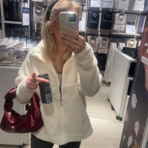 Teddytröja - Säljer denna teddy jacka/tröja från lager 157🥰 använd fåtal gånger och säljer då den inte används❤️ skriv för fler bilder, inga defekter💕