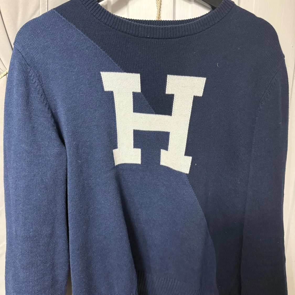 Blå stickad tröja från Tommy Hilfiger