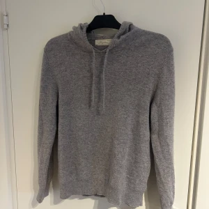 Grå Kashmir Hoodie - Kashmir hoodie | Skick 9,5/10 | Storlek M | Pris 549 kr ( kan diskuteras ) | Hör av er vid frågor// VirtualCloset🙌🙌