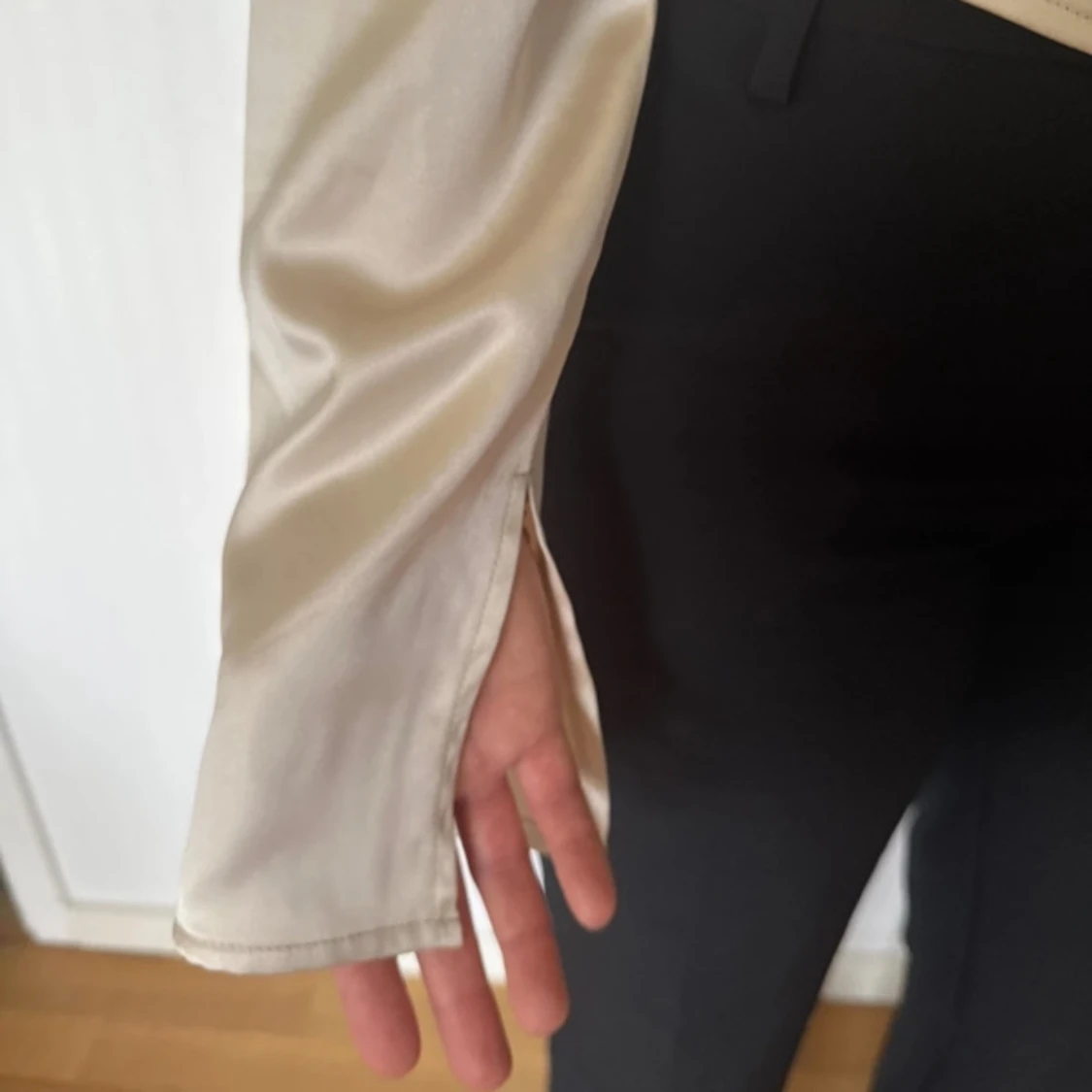 Champagnefärgad omlottopp i satin - 1