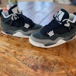 Jordan 4 high retro - Nyskick , använda några gånger storlek 40 men är som en  storlek 39 Köpt på JD  Sports för 2690kr i julas 