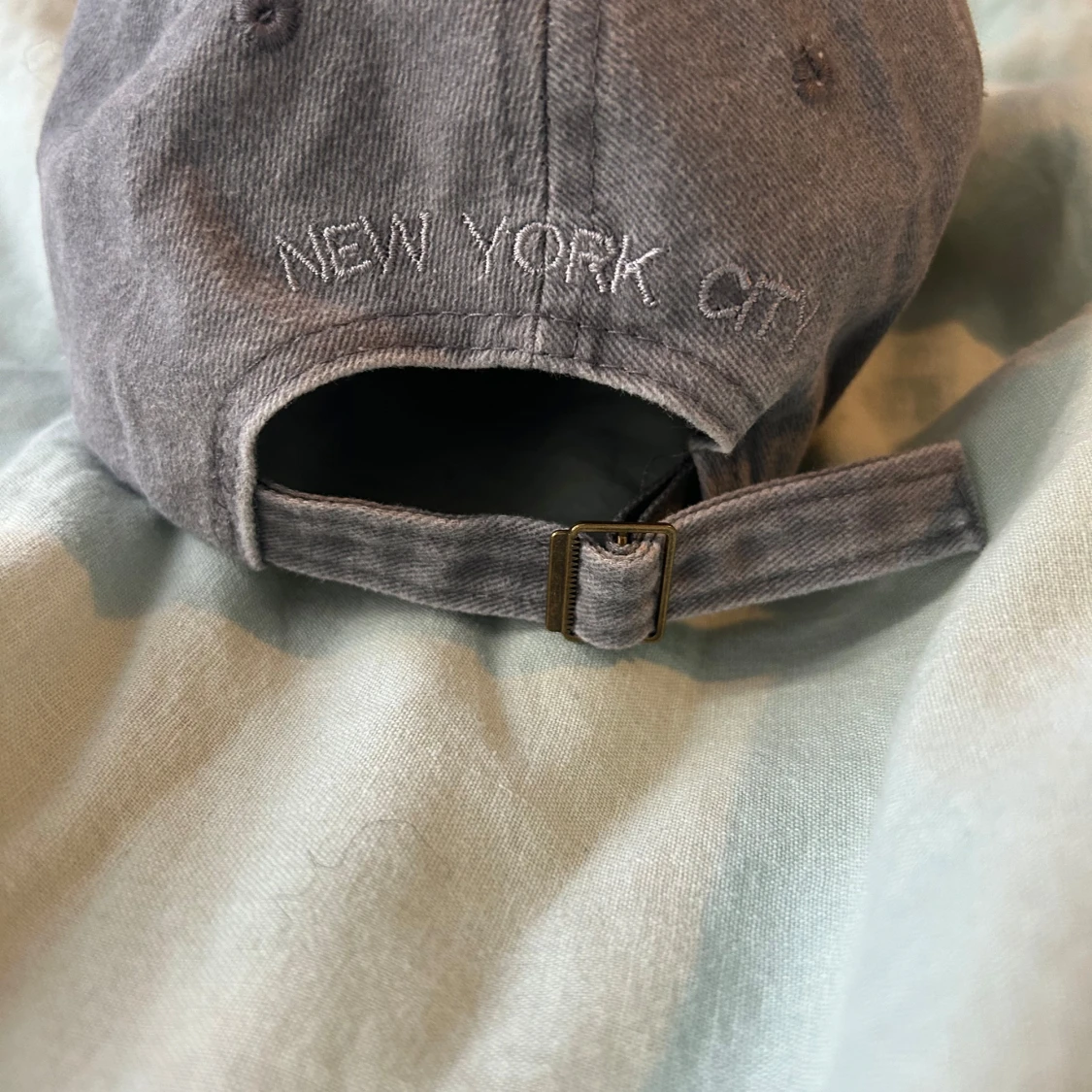Grå keps med broderad text 'NEW YORK' - 3