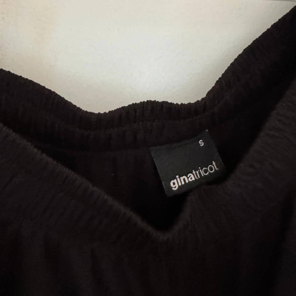 Svart offshoulder topp med volang från Gina Tricot - 2