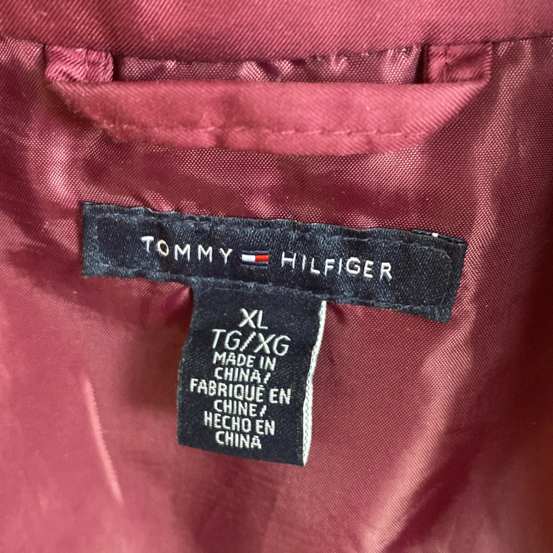 Vinröd dunväst från Tommy Hilfiger - 2