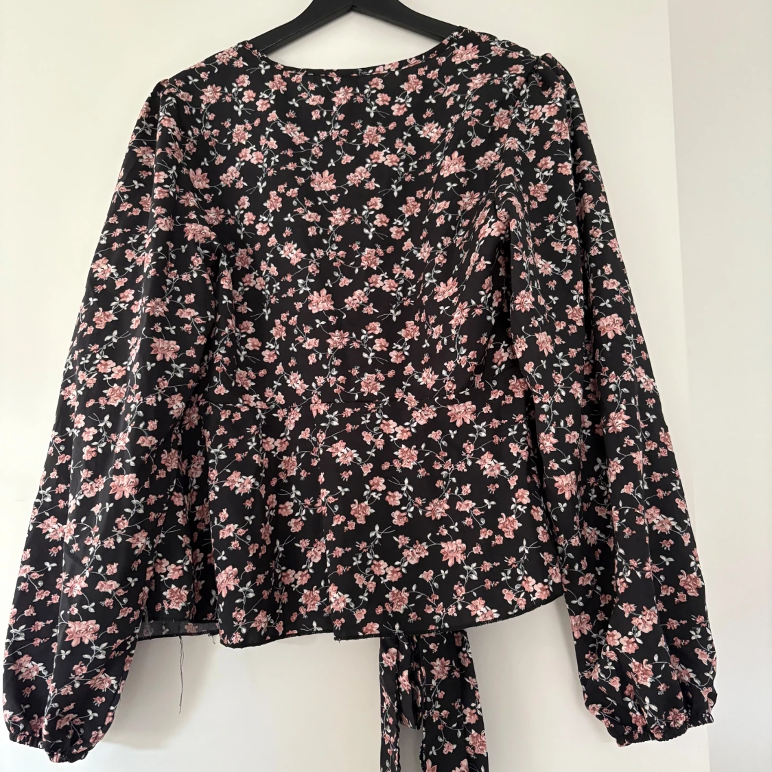 Svart blommig omlottblus  - 2