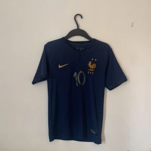 Frankrike fotbollströja VM 2022 - Säljer en fotbollströja med Mbappe på ryggen från VM 2022 helt ny. Kolla in profilen för mer snygga fotbollströjor 
