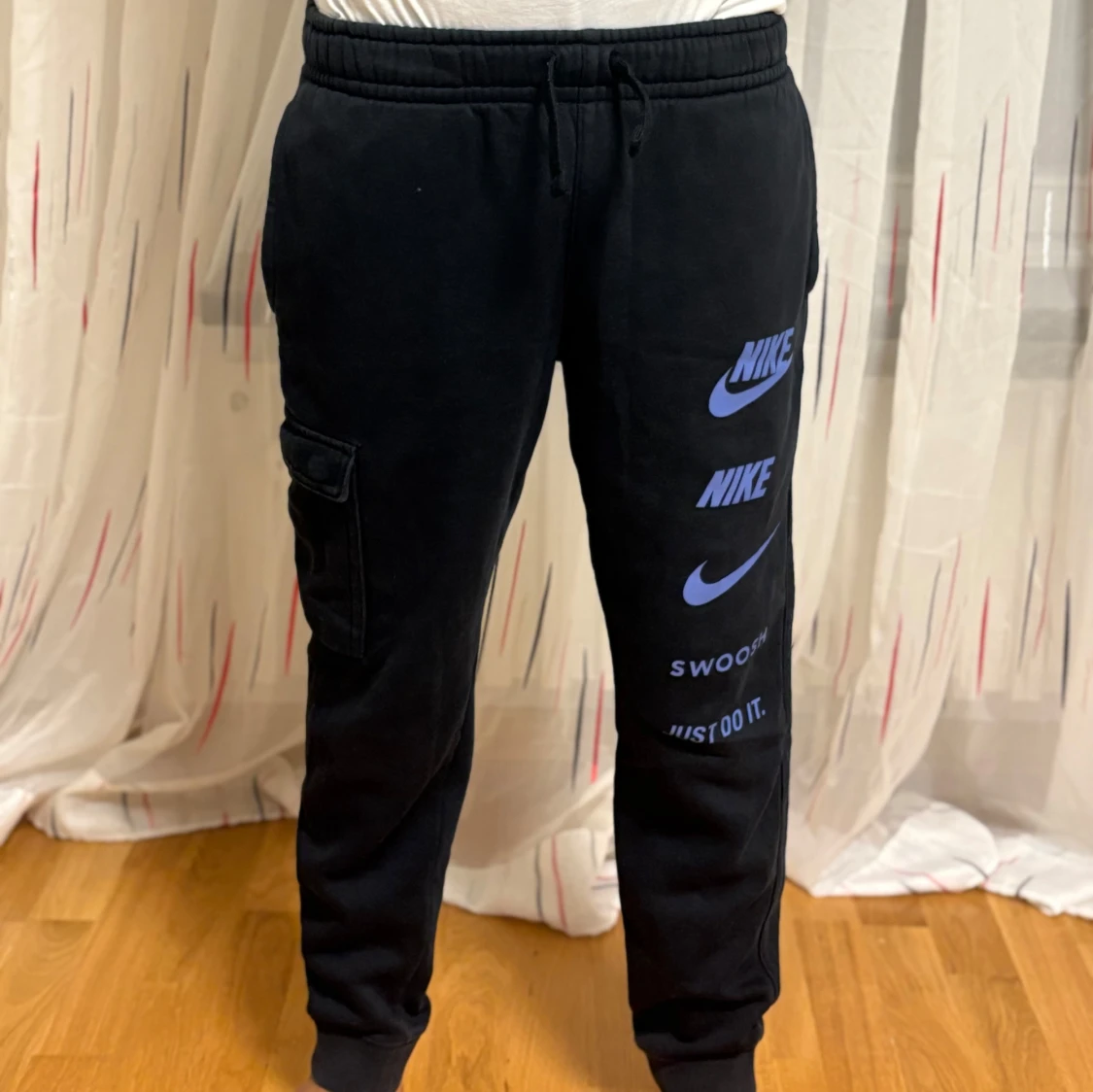 Svarta mjukisbyxor från Nike med tryck - 4