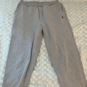 Polo byxor (Ralph Lauren) - Hej säljer riktigt populära polo byxor från NK som är köpt för 2000 kr, ingen tecken på användning de är helt nya har inte använts så mycket för dem är lite för små och det är anledningen varför jag säljer de skriv vid frågor och funderingar även pris för en snabb affär. (Storleken är 160 men motsvara XS-S mer åt XS men passar även S)