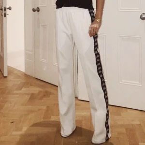 Kappa byxor  - Militär gröna kappa byxor i storlek M. Skulle säga att dom både passar dam och herr. Dom är i väldigt bra skick. Innerbenslängd 75 cm och midja 35cm. Första bilden är lånad som lite inspo hur andra burit plagget. 