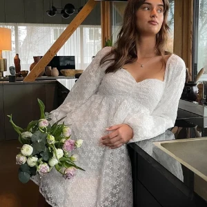 Vit blommig klänning med puffärmar - Superfin vit klänning med blommigt mönster och puffärmar. Perfekt för studenten! 💕 skriv för fler bilder. 