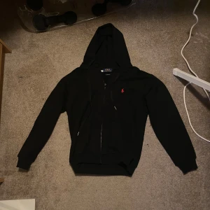 Svart hoodie från Polo Ralph Lauren - Medium, Custom fit, använd ett fåtal ggr (2-3), köpt i USA