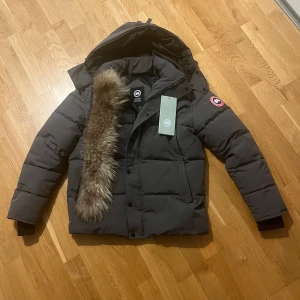 Canada goose jacka - Säljer min fina canada goose jacka som jag använde i vintras vid skidåkning. priser är inte hugget i sten så kom gärna med bud🤝