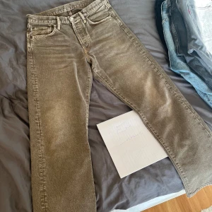 Jeans från Acne Studios - Jeans från Acne, modell 1996 regular fit i discontinued colorway size 29/32 2000kr plus frakt 82 kr, extremt bra skick o nypris 3800kr