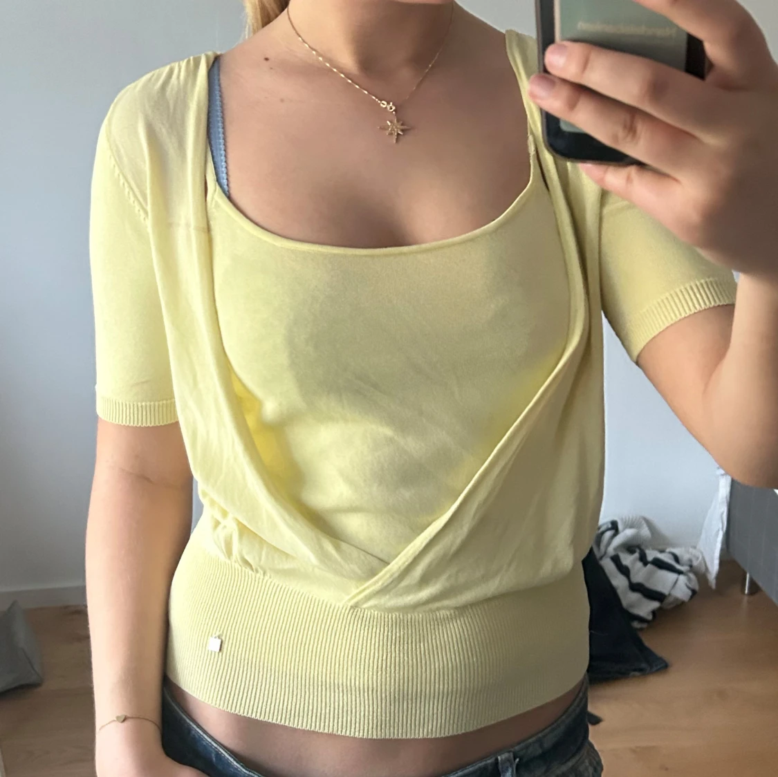 Gul omlottopp från Guess - 2