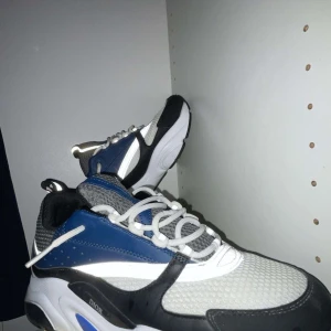 Dior B22 sneakers i blått och svart - Säljer nu mina dior b22 i storlek 45, passar 44! äkta kvitto finns! Kan gå ner någon hundra lapp vid snabb affär 
