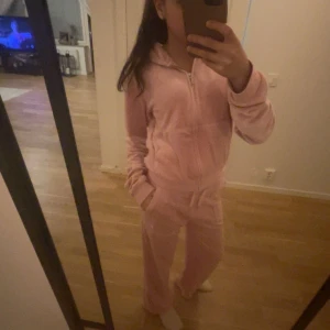 Ljusrosa velour hoodie från Juicy Couture - Säljer en ljusrosa hoodie från Juicy Couture i mjuk velour. Tröjan har dragkedja, huva och fickor framtill samt broderad logga på bröstet. Perfekt för en avslappnad och trendig look. Skriv för mer info, pris går att diskutera!