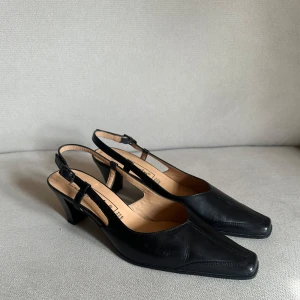 Svarta klackskor med öppen häl från Tamaris - Använda fåtal gånger, normal i storleken 