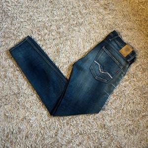 Replay Anbass slim fit jeans - Säljer ett par mörkblå Replay Anbass jeans med snygga diskreta slitningar och en riktigt fet wash. Nytt skick, inga anmärkningar. storlek 31/32 mått kan såklart skickas vid osäkerhet. Postas antigen samma dag som köp eller dagen därpå🙌💯