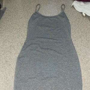 Tajt grå klänning - Tajt grå klänning. Strl xs från shein. Kan vara några fläckar men syns nästan inte