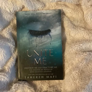 Unite Me - Unite Me är en bok av Tahereh Mafi och innehåller novellerna Destroy Me och Fracture Me från Shatter Me-serien, samt Juliette's journal. Omslaget är blågrönt med ett öga och tårar, och boken är på engelska. 1,5 och 2,5 i bokserien