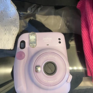 Instax mini 11 kamera  - Kameran är använd fåtal gånger och är i bra skick