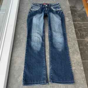 Lågmidjade jeans y2k - Så snygga jeans som tyvärr inte passar mig och har därför ingen bild på! Midjemått tvärsöver: 37+stretch Midjehöjd: 20 Inerbens längd: 75cm. De har en lite mörkare färg bak se sista bild! De är även slitna längst ner 💕 Köpt på Plick men lite för stora! 