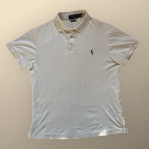 Ralph Lauren Piké - Säljer denna tvärfeta piké’n från Ralph Lauren! Pikén är i storlek M! Färgen är vit/cream och passar perfekt till sommarn/våren😍