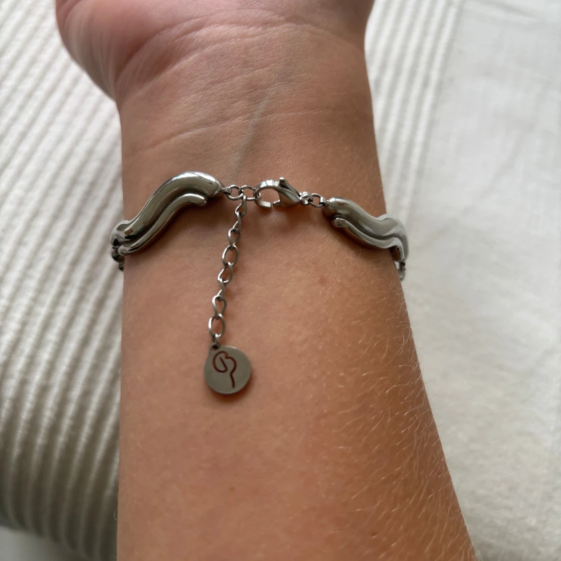 Silverfärgat armband med vågformade länkar - 3