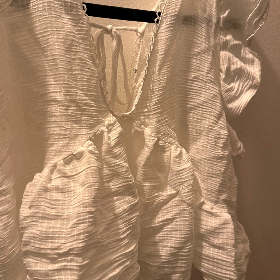 Vit volangblus med knytning