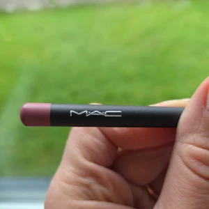 MAC Lip Pencil Edge to Edge - MAC Lip Pencil i nyansen Edge to edge. Helt ny, endast testad. 