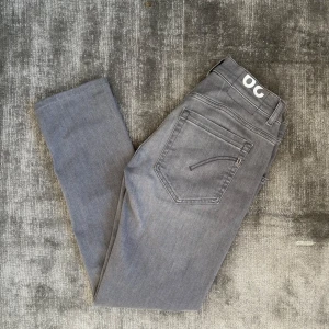dondup jeans - Dondup jeans i strl w29. Modellen är george och de har en riktigt nice passform. Skriv om du har frågor eller liknande!😊