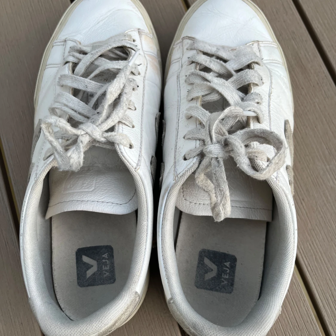 Vita sneakers från Veja med beiga detaljer - 2