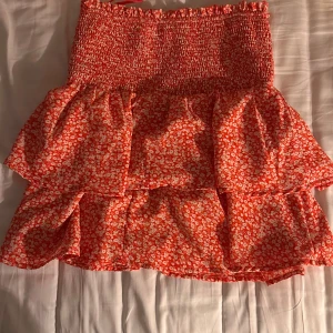 Röd blommig volangkjol - Super söt kjol men som inte kommer till användning💞