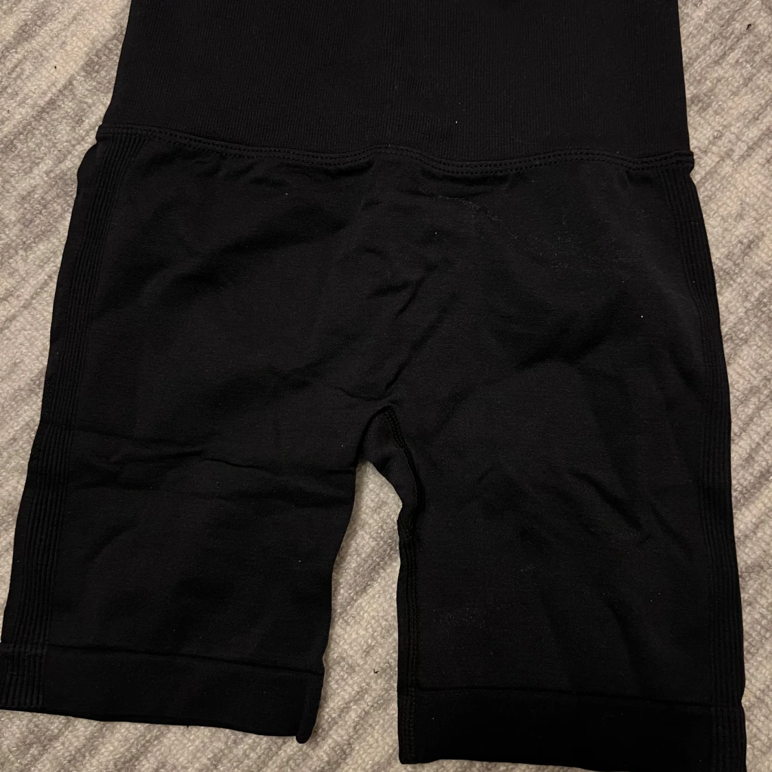 Helt nya träningsshorts i svart och grå - 2