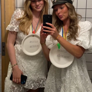 Vit klänning med puffärmar från Zara - Superfin vit klänning från zara i storlek xs, klänningen är endast använd en gång och har inga tecken på användningen. Passar perfekt till studenten eller midsommar🌸