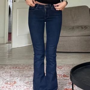 Mörkblå bootcut jeans lågmidja - Säljer ett par mörkblå bootcut jeans från Levi's med klassiska fickor och snygg passform! De är lågmidjade och superstiliga till ett par spetsiga klackar t.ex😍 säljer för endast 200 kr☺️