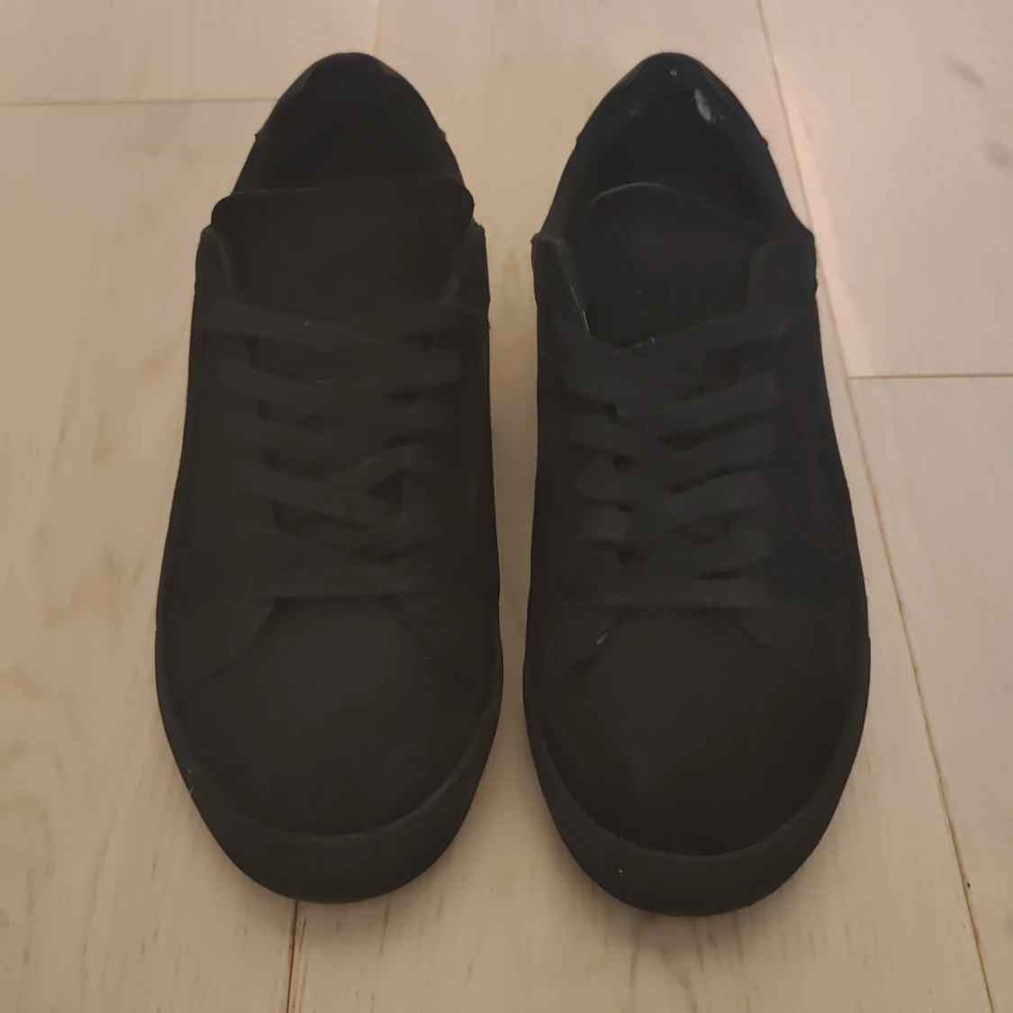Svarta lejonsneakers från skopunkten