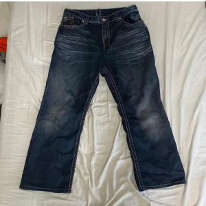 True Religion jeans - straight fit trueys med riktigt fet super t red & white stitching. Rätt så bra skick och riktigt chief keef style shi🙀 pris kan diskuteras!