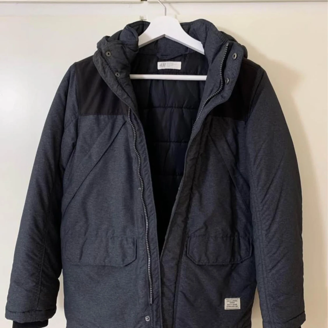 Mörkgrå vadderad jacka från H&M