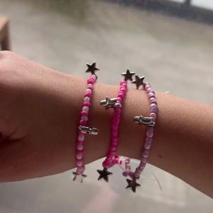 ROSA ARMBAND-silverstjärnor  - Säljer dessa egengjorda armband i ett 3 pack. Skriv ett meddelande för att köpa. :) frakt ingår i priset! 