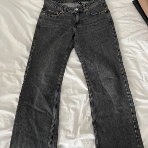 Svart/Grå Weekday Arrow Low Jeans  - Säljer ett par raka svarta urtvättade jeans från Weekday. 
