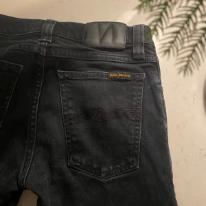 Nudie Jeans - Snygga svarta jeans från Nudie Jeans.det är Unisex så det passar borde killar och tjejer men skulle säga att de passar killar mycket bättre. ny pris är cirka 1500kr. 