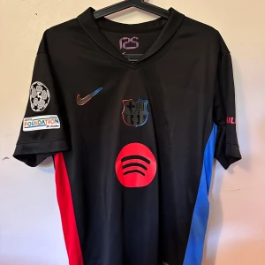 FC Barcelona 24/25 Lamine Yamal #19 - Barcelona, borta ställ. Lamine Yamal #19 på ryggen. Cl badge