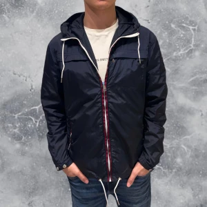 Ralph Lauren Windbreaker Jacka Blå - •Ralph Lauren Windbreaker Jacka Blå. Otroligt snygg & unik jacka med Moncler stuk i färg combo. Skick: 8/10, inga skador! Storlek: S Herr. Modell: 173 cm, 65 kg. Sitter bra på modellen. Authentic: ✅. Hör av dig vid frågor eller funderingar, mvh Hessler’s;)