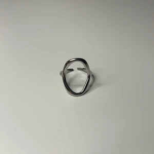 ”Helia 023” från Olympia - Säljer en silvering i rostfritt stål ifrån Olympia rings. Säljer pga att jag bytt till guldsmycken. Endast använd ett fåtal gånger därav inga synliga defekter. Justerbar. Kom gärna med egna prisförslag!❤️❤️