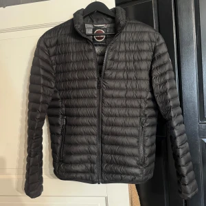 Colmar down jacket - Säljer här en Colmar down jacket i storlek S. Nypris ca 3500. Mitt pris: 900kr. 