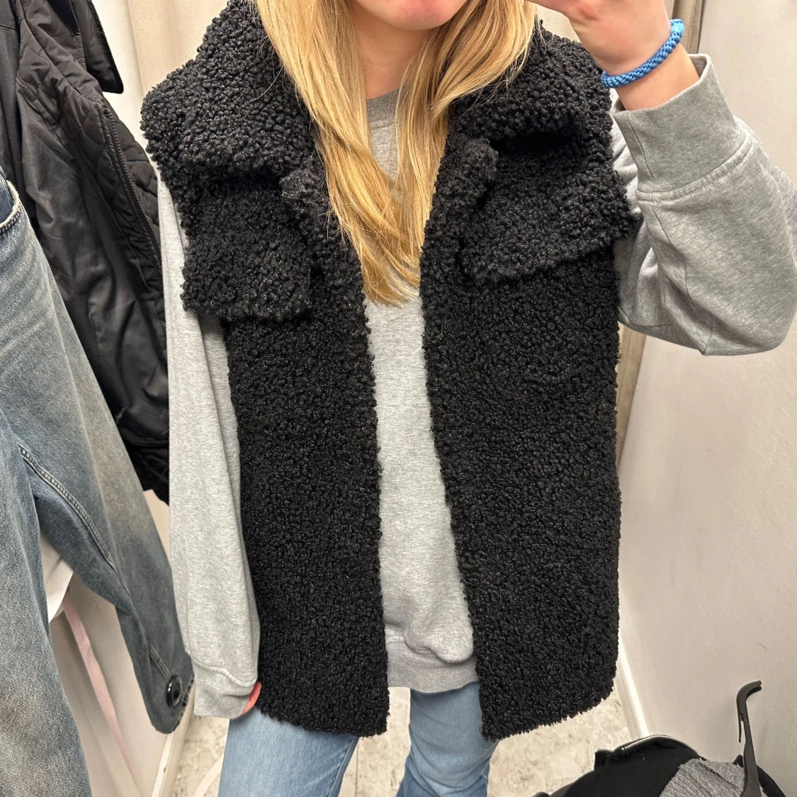 Svart teddyväst med krage