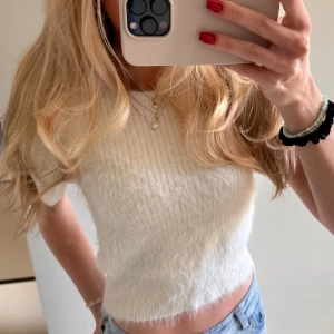 Fluffig T-shirt  - Säljer min super söta fluffiga T-shirt från Gina tricot eftersom den inte kommer till användning längre. Det finns inga synliga defekter eller slitningar. Pris kan diskuteras!💕💕
