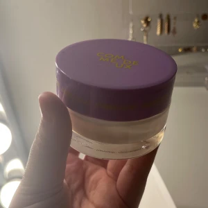 Comme Deux Disco Skin AHA Exfoliating & Moisturising - En ansiktsmask med exfolierande och återfuktande effekt från Comme Deux. Kommer i en rund, genomskinlig burk med lila lock. Vegansk och parfymfri formula, innehåller 50 ml.