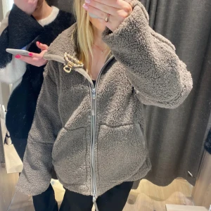 teddyjacka hm 🥹💕💞 - jättesnygg och slutsåld! 💕🥹🥹💘💘💞💕🩷💕🥹🥺